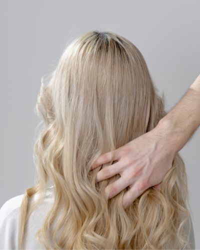 ¿Es verdad que cambiar la raya del pelo evita la caída?