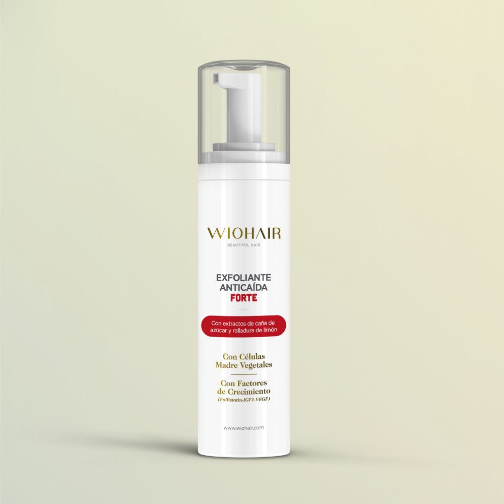 bote blanco que contiene un exfoliante que ayuda a frenar la caída del cabello