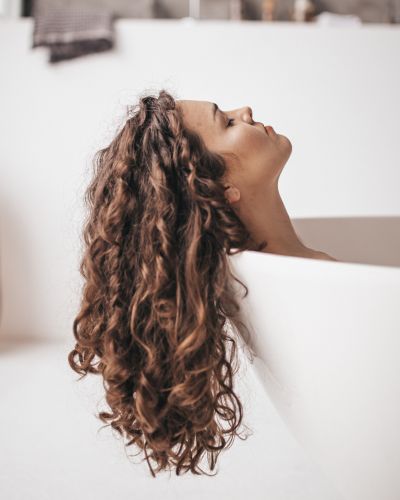 ¿Cómo dejarse crecer el pelo? Guía práctica