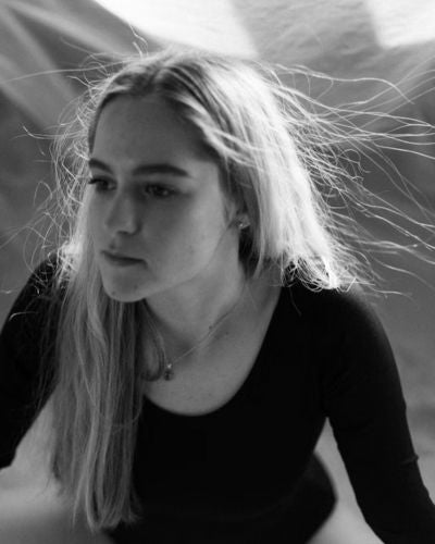 chica joven con el pelo electrizado