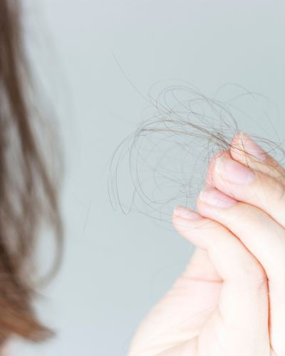 ¿Cómo saber cuándo la caída del cabello es normal?