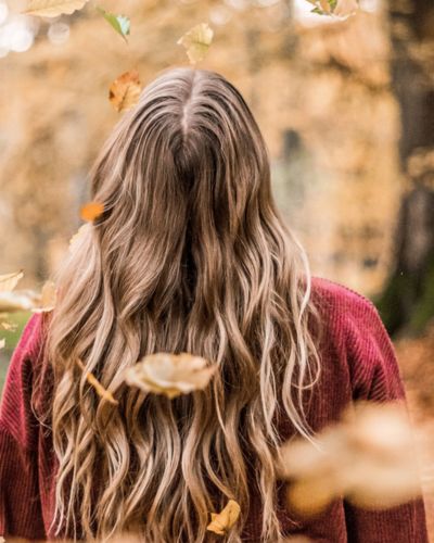 ¿Sabes por qué te cae más el pelo en otoño? Descubre cómo remediarlo.