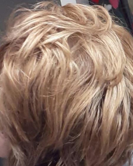 Foto del cabello rubio de Elena totalmente reparado con mucha densidad.