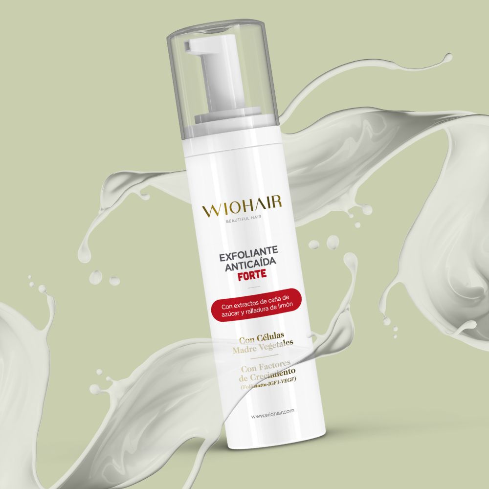 bote blanco que contiene un exfoliante que ayuda a frenar la caída del cabello