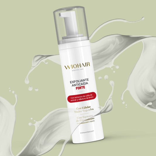 bote blanco que contiene exfoliante y a su alrededor un poco de producto flotando por la imagen