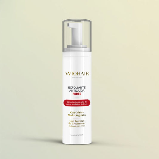 bote blanco que contiene un exfoliante que ayuda a frenar la caída del cabello