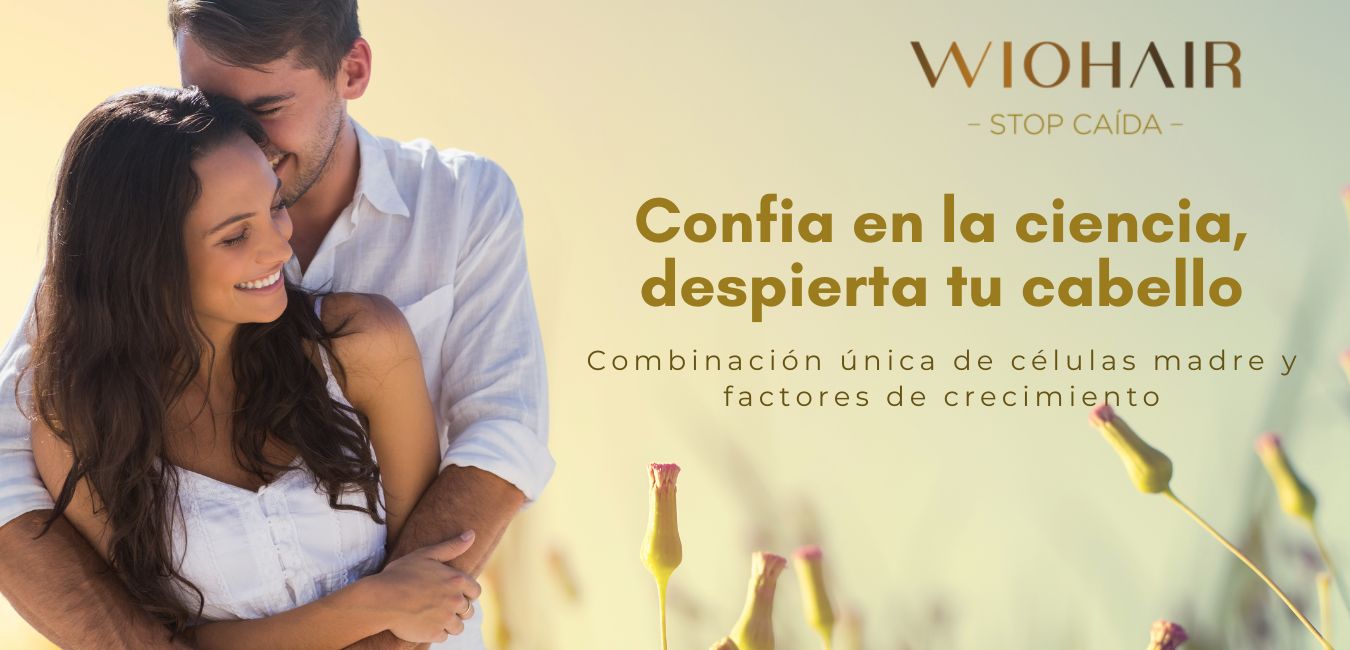 chico con una camisa blanca abrazando a una mujer con un vestido blanco y de fondo un paisaje natural