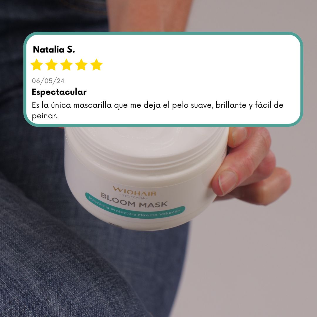 se ve de fondo una mujer sujetando nuestra mascarilla bloom abierta para que puedas ver cómo es el contenido. En el medio de la foto hay un comentario publicado en nuestros testimonios de una chica llamada Natalia que ha dado una review de 5 estrellas.