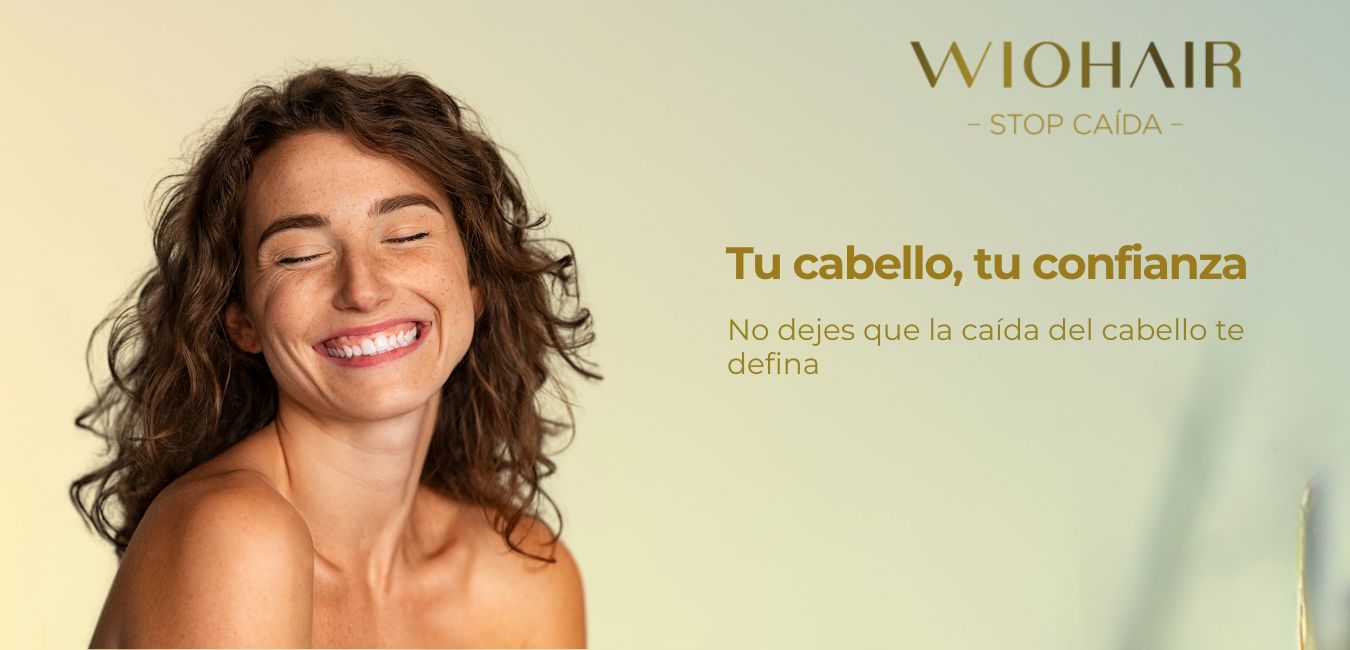 un fondo con cuatro de nuestros productos (gotas, champú, cápsulas y ammpollas) rodeados de ingredientes naturales tales como manzanas, cocos, avellanas, etc